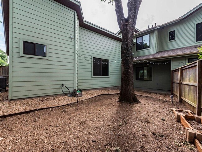 Building Photo - 4006 Valley View Rd