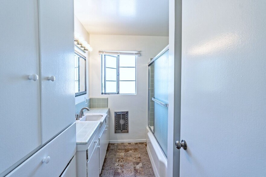 Building Photo - 1801 Fair Oaks Ave