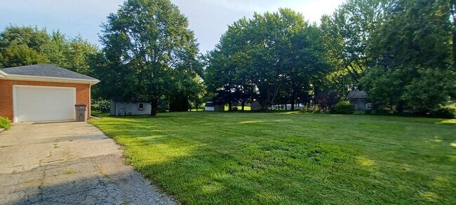 Building Photo - Lovely brick ranch in Millersburg!