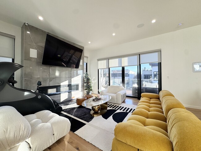 Building Photo - 4732 Mercier St