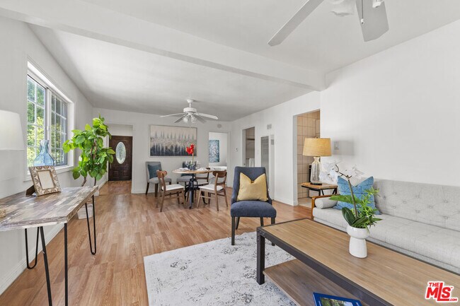 Building Photo - 1114 S La Peer Dr