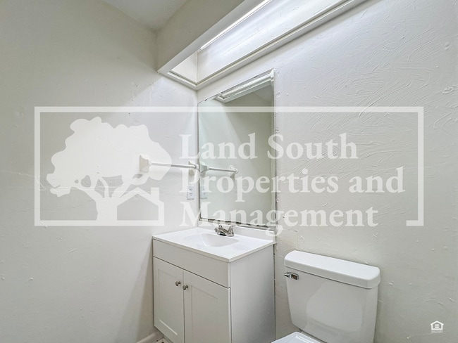 Building Photo - Newly Renovated 3-Bedroom Duplex with Mode...