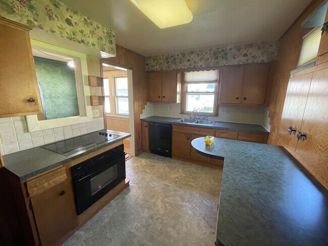 Building Photo - Incredible Lake Views-Spacious 6 Bedroom Home