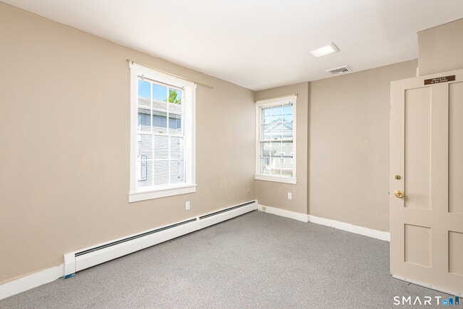 Building Photo - 163 College St