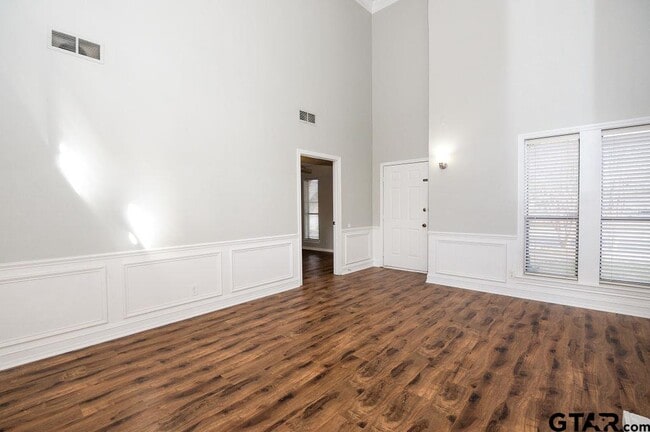 Building Photo - 5827 Hollytree Dr