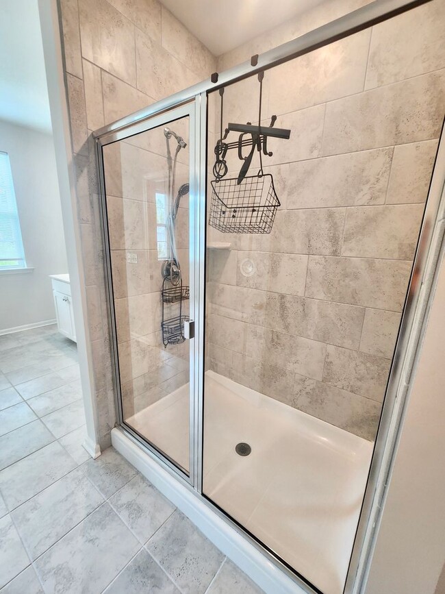 Building Photo - Well maintained end unit townhome in Grand...