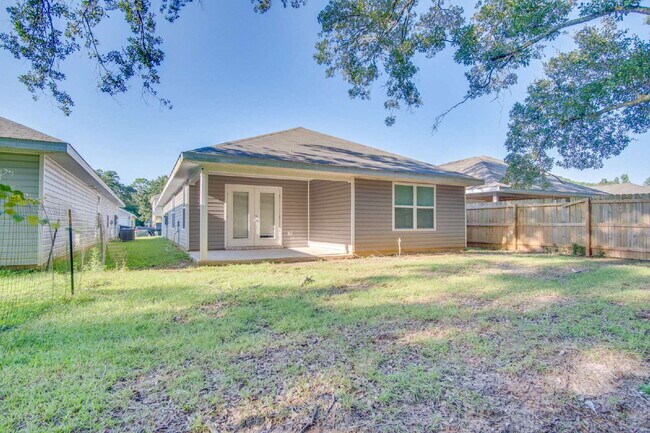 Building Photo - North Pensacola newer construction home– O...