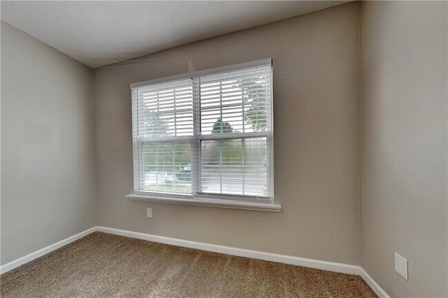 Building Photo - 450 Aristocrat Dr SW
