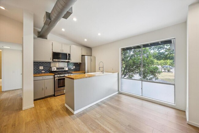 Building Photo - 1304 Mariposa Dr