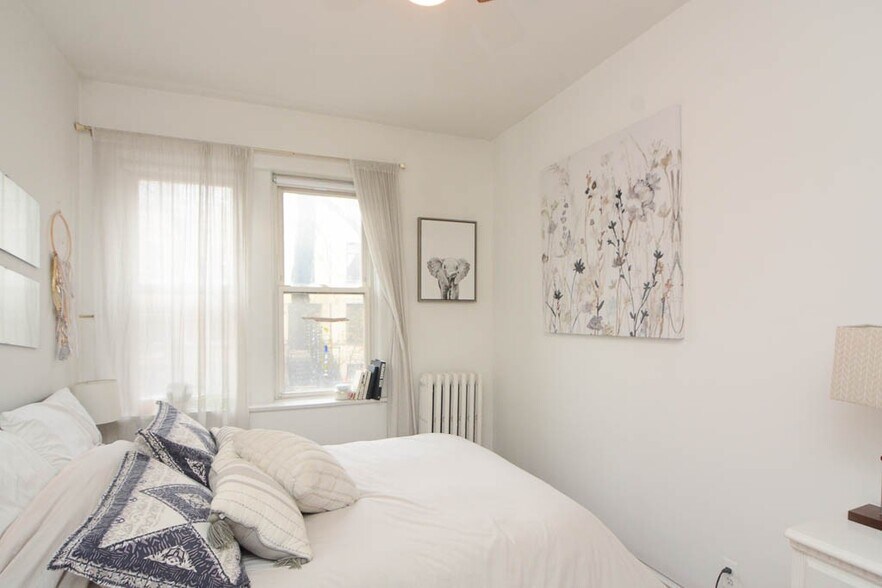 Building Photo - 1915 W Crystal St