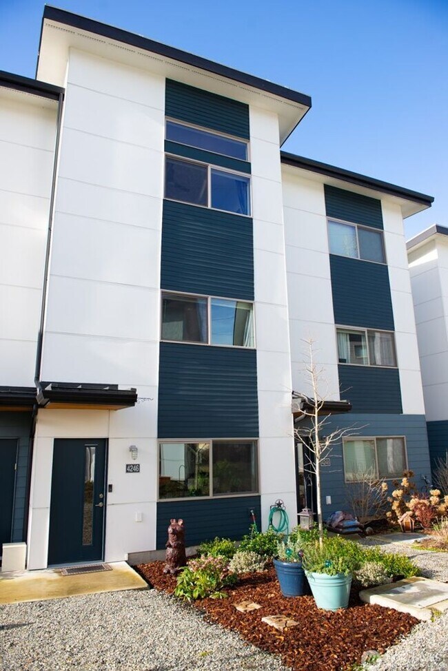 Building Photo - Modern Contemporary Townhome just one block from the Light Rail!