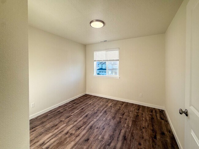 Building Photo - 505-507 NW Hillcrest Dr