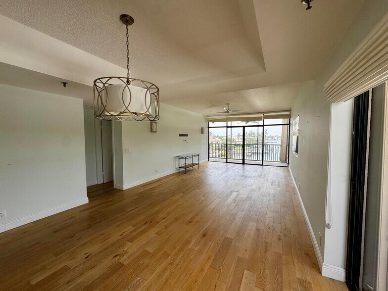 Building Photo - 11370 Twelve Oaks Way