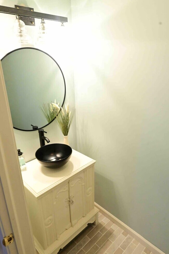 Building Photo - 180 Ruggles Rd