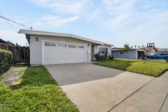 Building Photo - 42645 Newport Dr