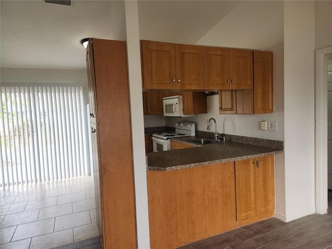 Building Photo - 1140 Queen Rd