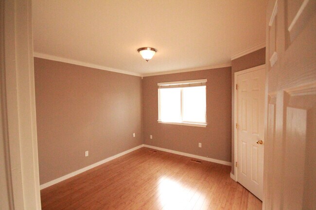 secondary bedroom - 141 Rowena Pl