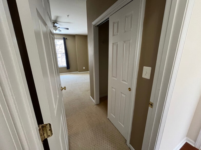 Building Photo - 43935 Hickory Corner Terrace