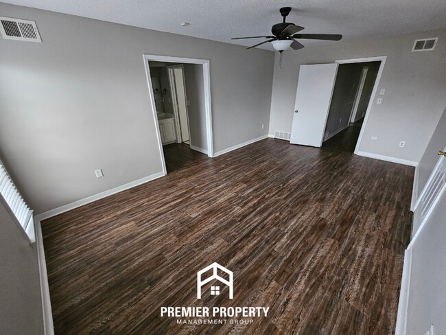 Building Photo - Large 4 Bedroom Home for Rent in Memphis | Hardwood Floors, Fireplace & Fenced Yard