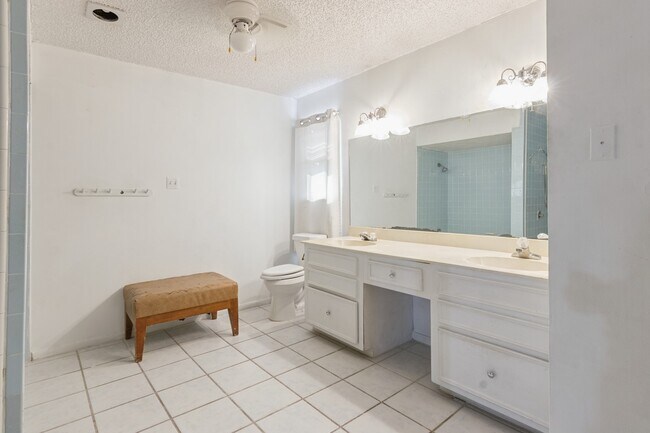 Building Photo - 10815 Cypresswood Dr