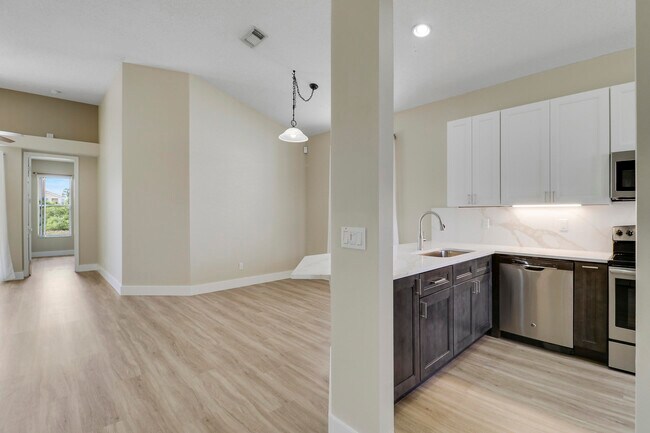 Building Photo - 726 SW Aruba Bay