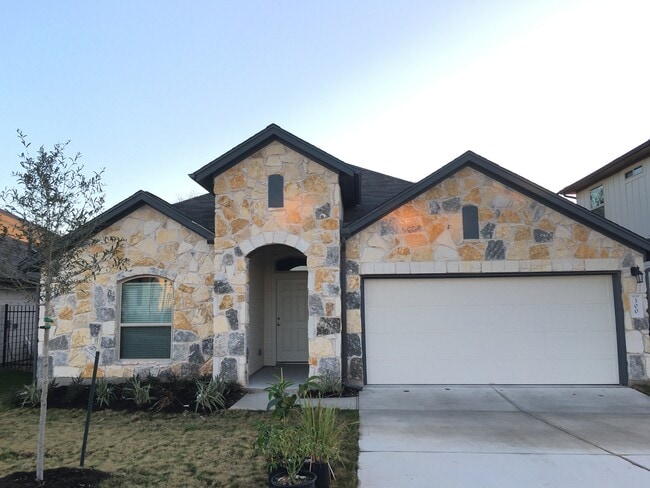 Building Photo - 300 La Joya Pass