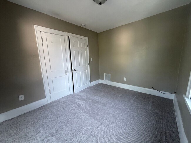 Building Photo - 4224 Fairview Dr