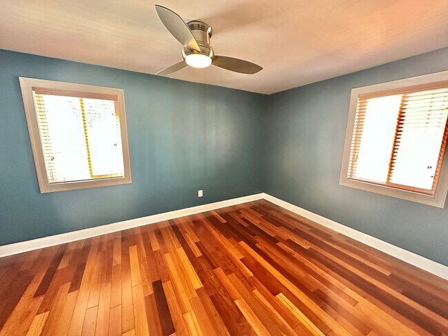 Building Photo - Enchanting Eckington 1 Bedroom Modern Condo w/Washer & Dryer