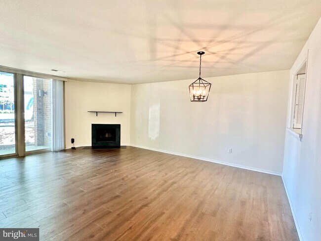 Building Photo - 626 15th St S