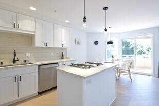 Building Photo - 1008 6th Ave N