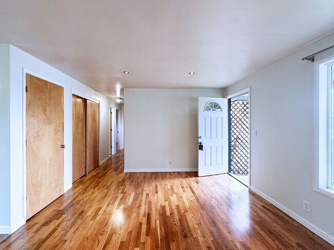 Building Photo - 1161 N Park Ave