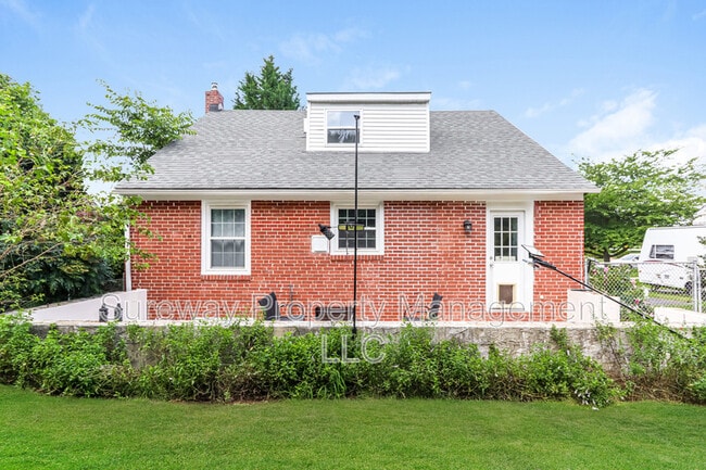 Building Photo - 350 Larchwood Rd
