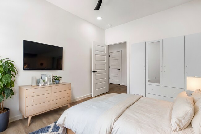 Building Photo - ***949 SE 10th Street***