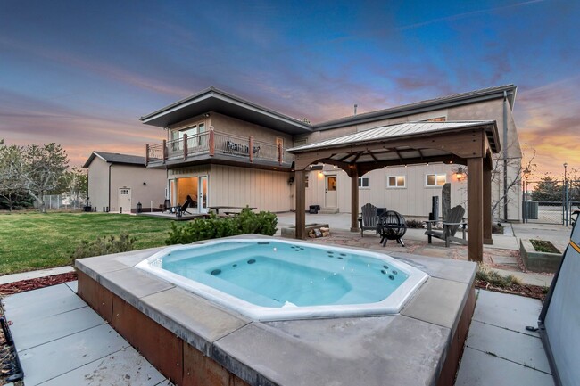 Building Photo - Beautiful 5-Bedroom Home in Sandy!