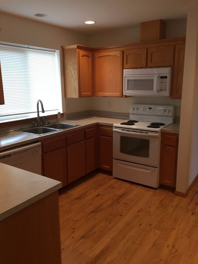 Building Photo - ***PENDING APPLICATION*** Lovely 3 Bedroom...