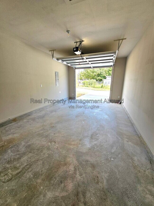 Building Photo - 730 S Weenonah Ave