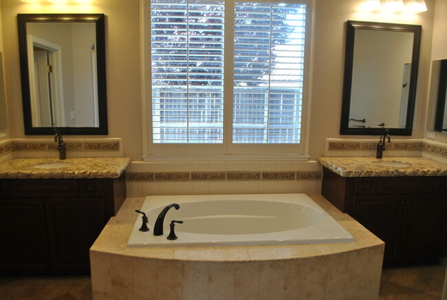 Building Photo - Gorgeous 4 Bedroom Home in the Stonebriar ...