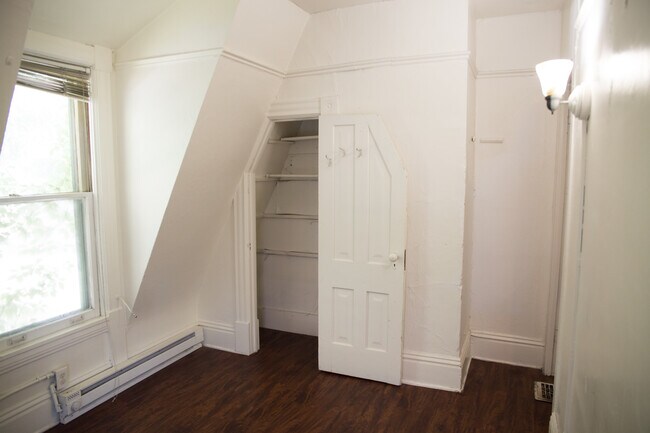 Building Photo - 2711 Delaware St SE