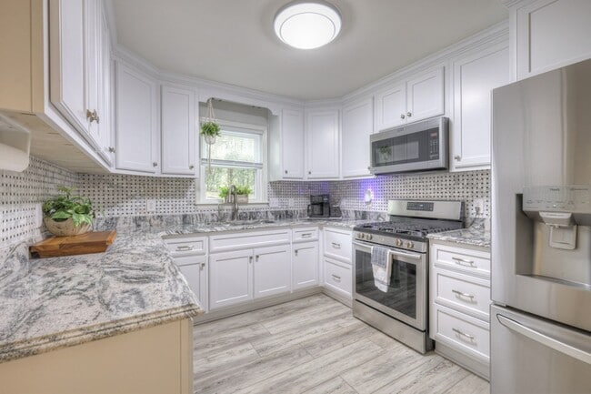 Building Photo - 204 Hogan Ln