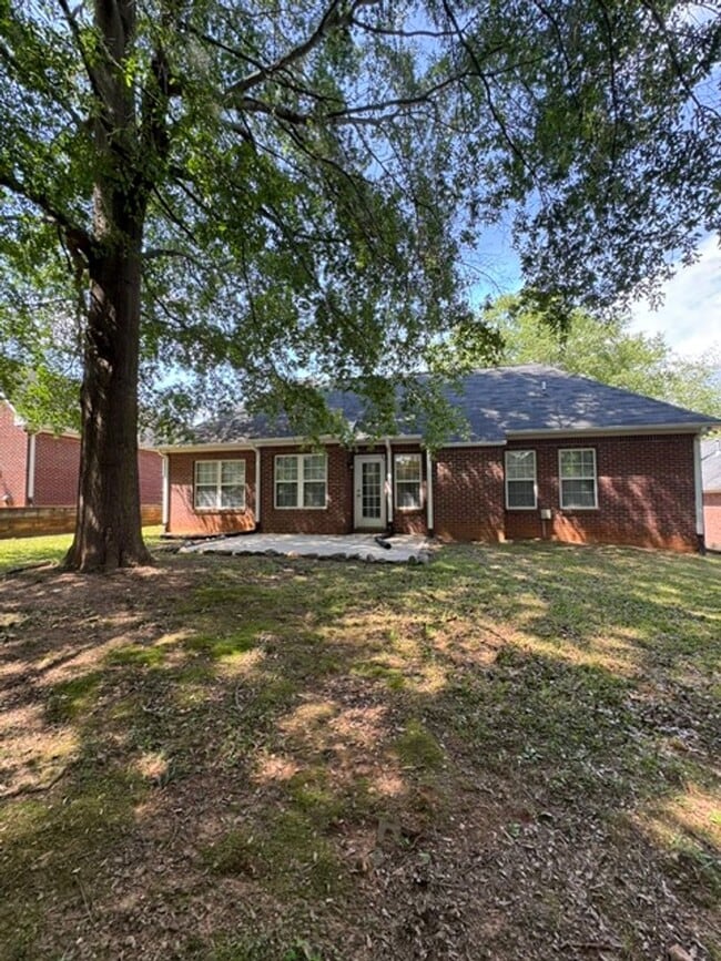 Building Photo - This 1.5  story, all brick, 3 bedroom, 2 bath, Bonus room upstairs & a 2 car garage with great st...