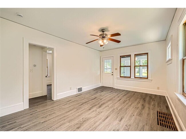 Building Photo - 1083 Western Ave N