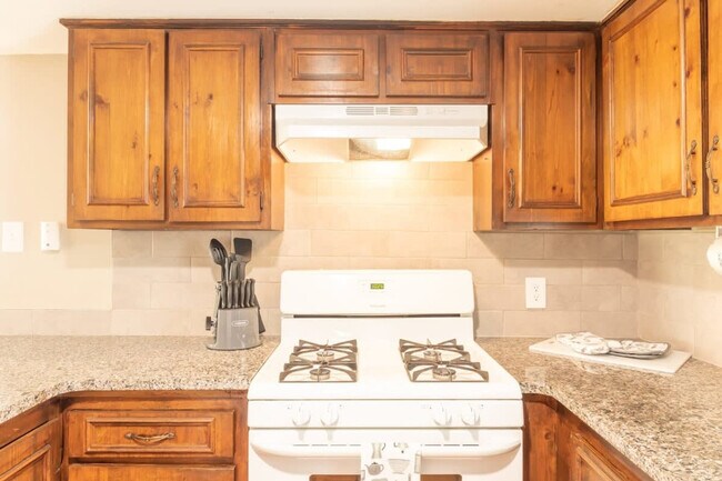 Building Photo - 3912 Crestview Dr