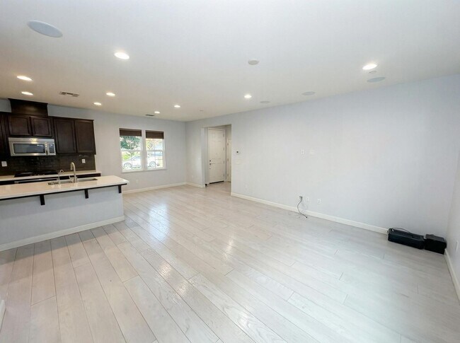 Building Photo - Beautiful 3BD Home in Hayward – Over 2,200 Sq Ft of Comfortable Living