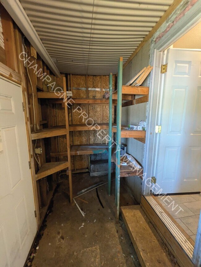 Building Photo - 3 Bedroom Home, conveniently located near UMKC!