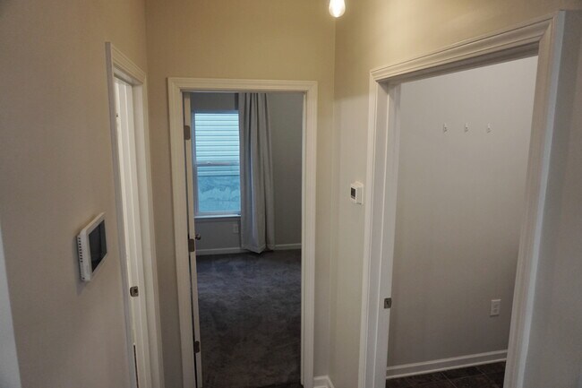 Building Photo - 2221 Silverton Dr