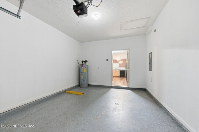 Building Photo - 216 Scrub Jay Dr