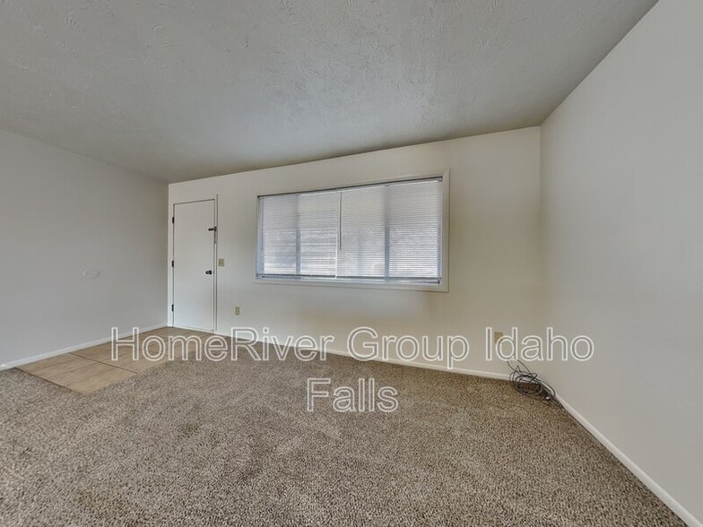 Building Photo - 380 Ladino Dr