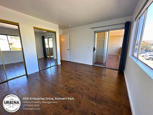 Building Photo - Move-In Ready Rohnert Park Condo with Pool...