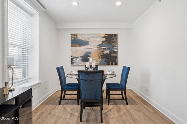 Building Photo - 425 Broadway