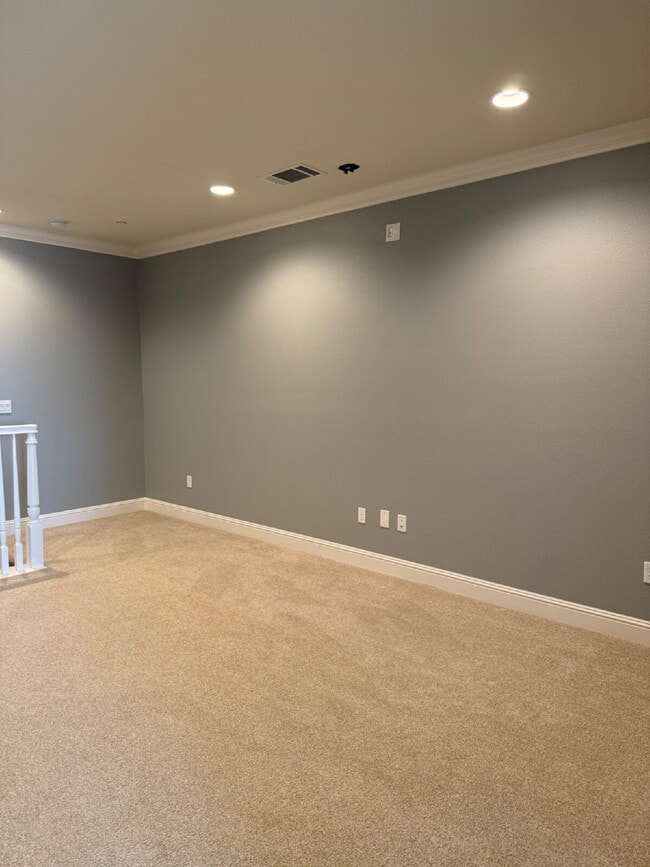 Building Photo - Gorgeous 3 Bed, 2.5 Bath Condo in Perfect ...